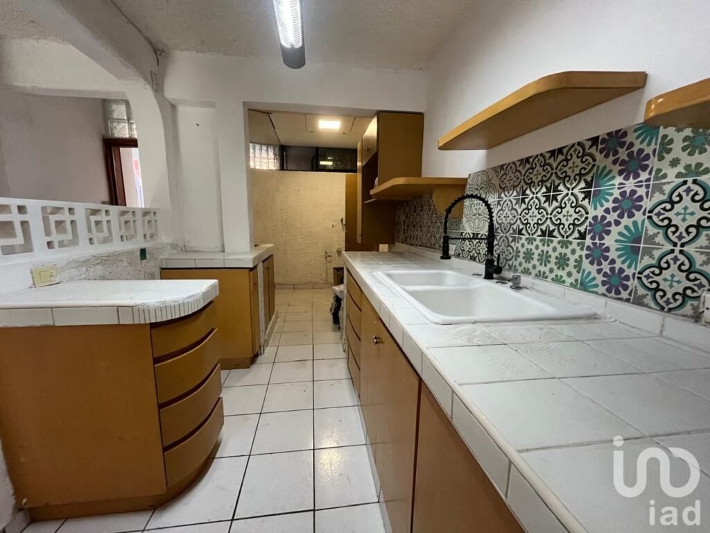 CASA EN VENTA EN AV. DEL SOL CANCUN, 3 recamaras, 3 pisos, Alberca