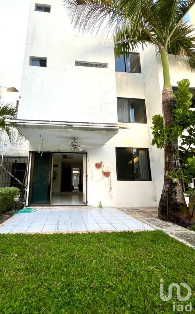 CASA EN VENTA EN AV. DEL SOL CANCUN, 3 recamaras, 3 pisos, Alberca