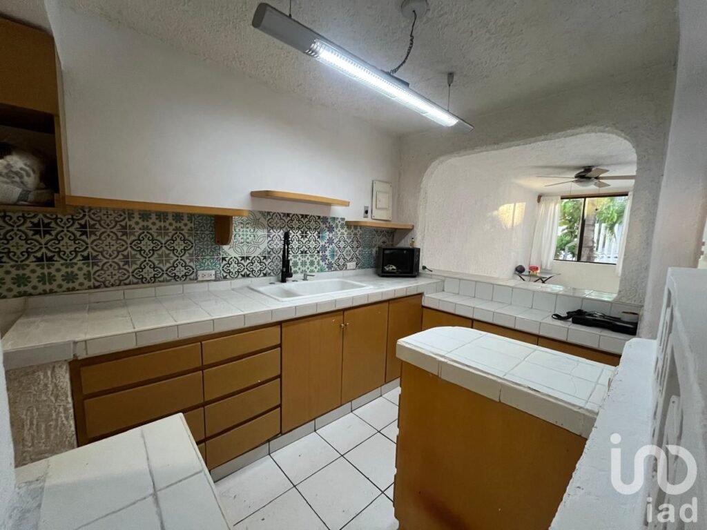CASA EN VENTA EN AV. DEL SOL CANCUN, 3 recamaras, 3 pisos, Alberca