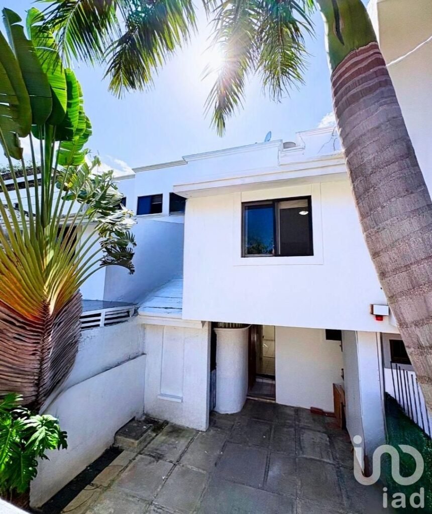 CASA EN VENTA EN AV. DEL SOL CANCUN, 3 recamaras, 3 pisos, Alberca