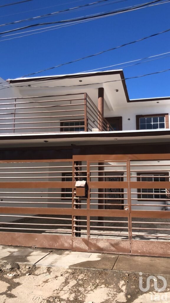 CASA EN VENTA ZONA TALAMAS MESA CENTRAL CON TERRAZA