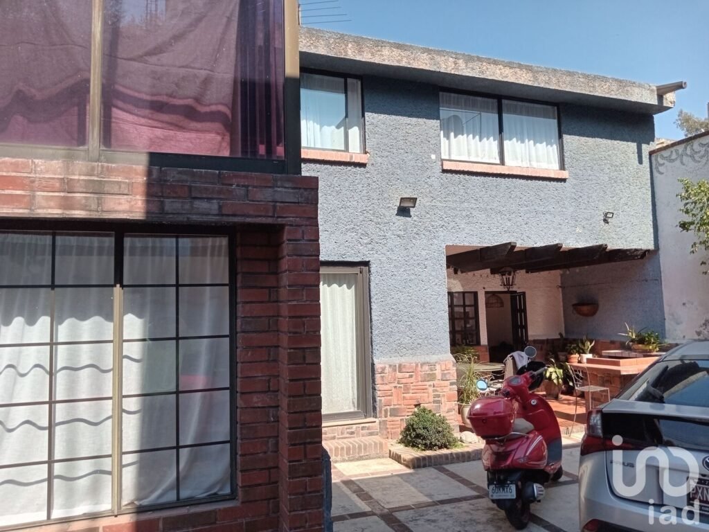 CASA EN VENTA CALLE LA JOYA COL. VALLE ESCONDIDO