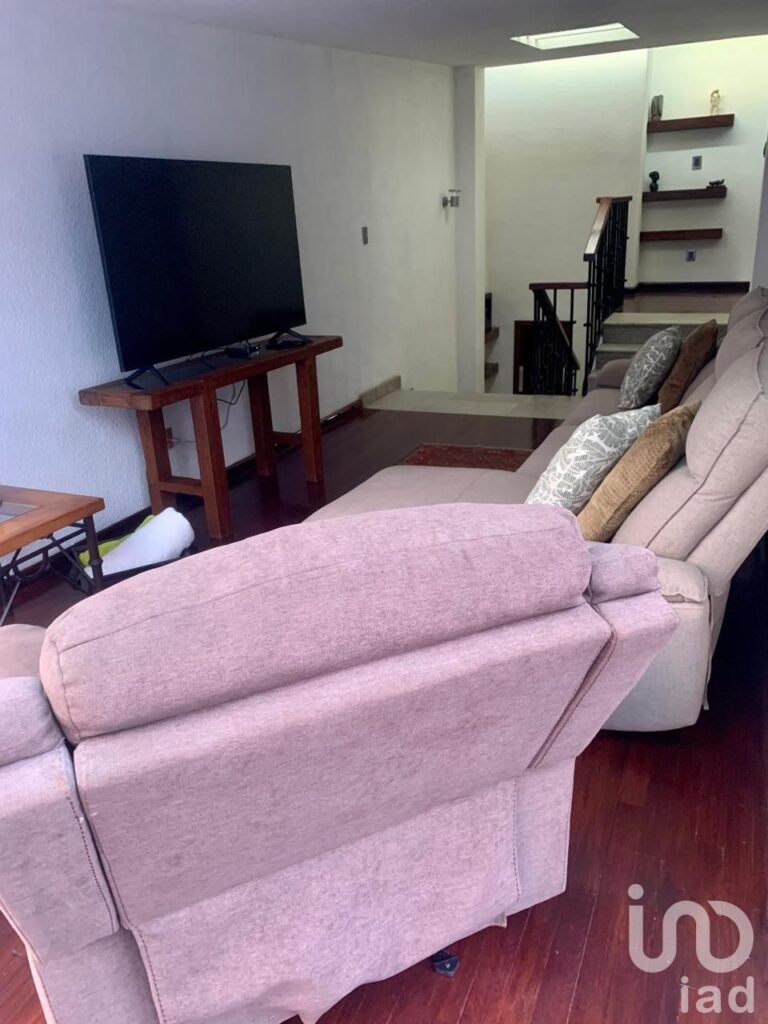 CASA EN VENTA CALLE LA JOYA COL. VALLE ESCONDIDO