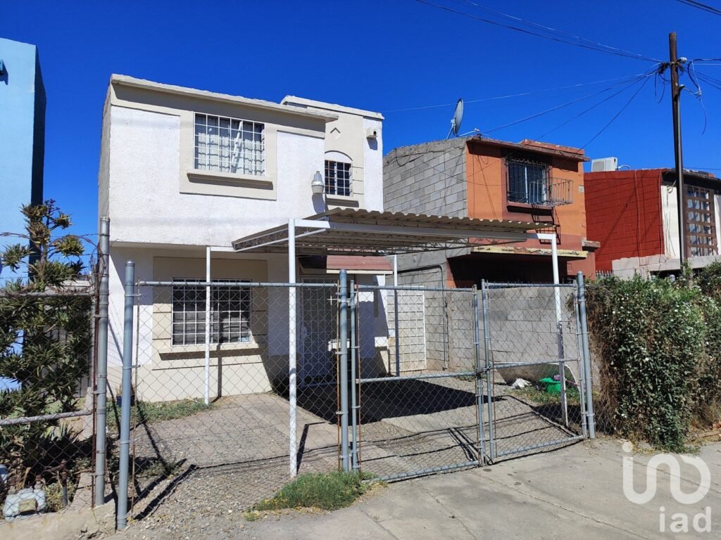 Casa en rentas Mexicali .Hacienda del Real. Tres recamaras. 1.5 baños.