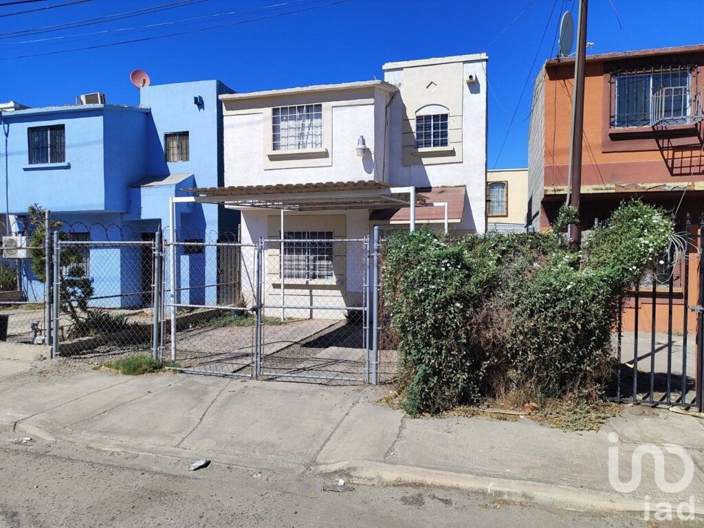 Casa en rentas Mexicali .Hacienda del Real. Tres recamaras. 1.5 baños.