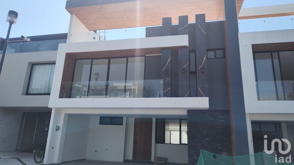 Casa Nueva de 3 niveles en Parque Campeche, Lomas de Angelopolis Cascatta