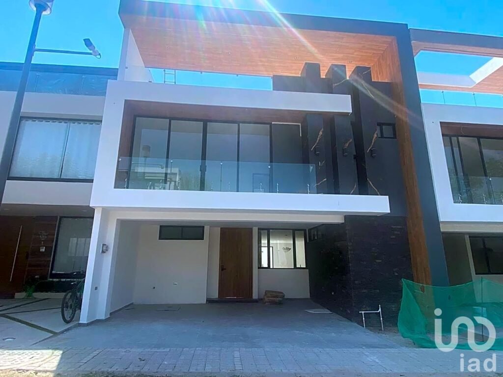Casa Nueva de 3 niveles en Parque Campeche, Lomas de Angelopolis Cascatta