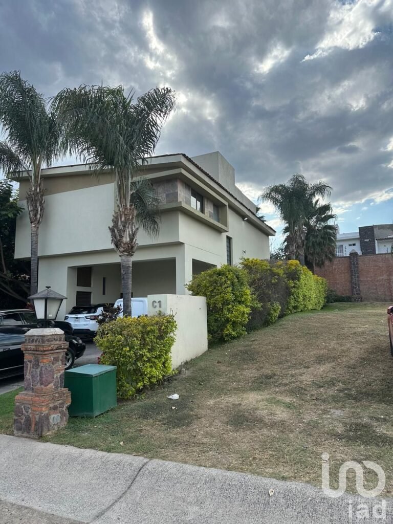 SE VENDE CASA EN EL FRACCIONAMIENTO HACIENDA DEL ORO EN TLAJOMULCO DE ZUÑIGA JALISCO