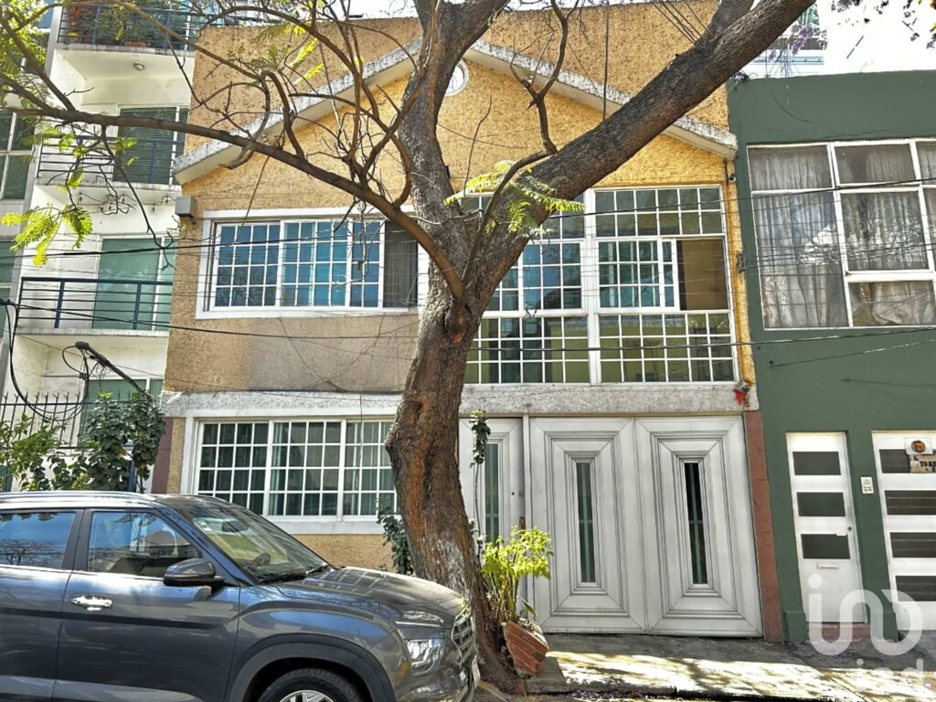 Casa en VENTA en la Col. Del Valle Norte