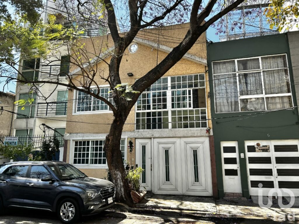 Casa en VENTA en la Col. Del Valle Norte