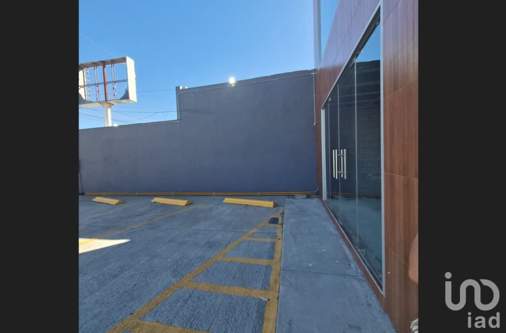 LOCAL EN RENTA EN AV. PRINCIPAL EN CRUCERO ZONA TERESIANO