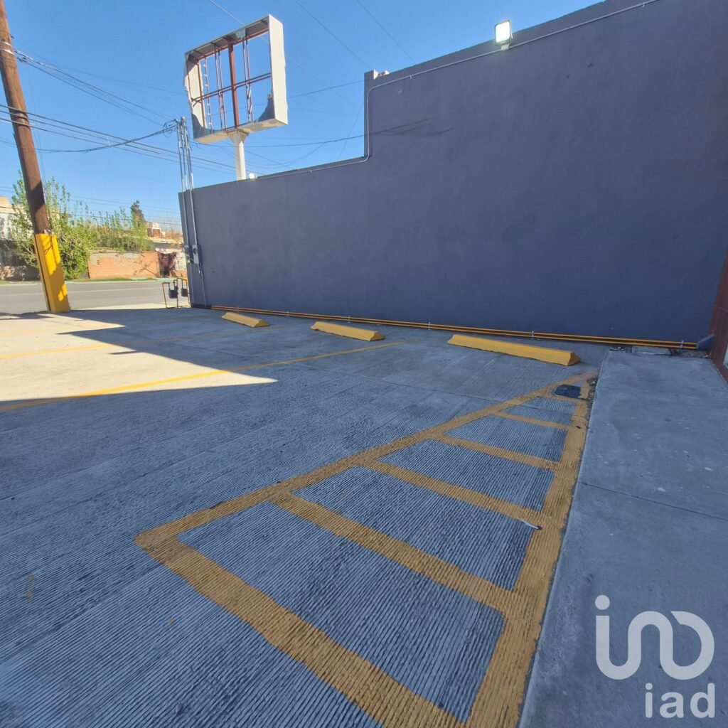 LOCAL EN RENTA EN AV. PRINCIPAL EN CRUCERO ZONA TERESIANO