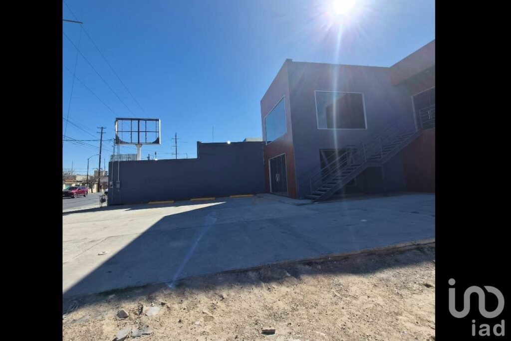 LOCAL EN RENTA EN AV. PRINCIPAL AL NORTE ZONA TERESIANO