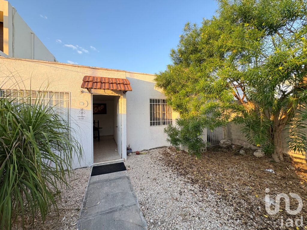 Casa en venta en Los Almendros Caucel, Mérida 2 habitaciones, 1 baño, 2 estacionamientos