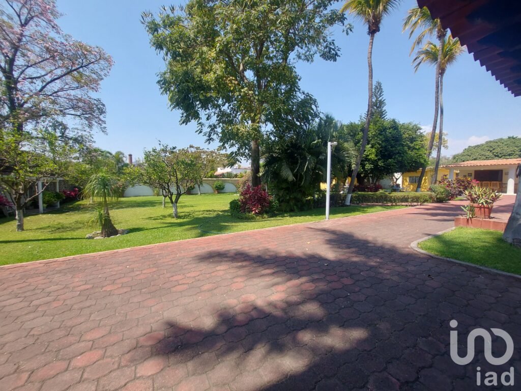 Casa 1 nivel con 2 bungalows, 5 rec+amaras alberca,  jardín y seguridad.