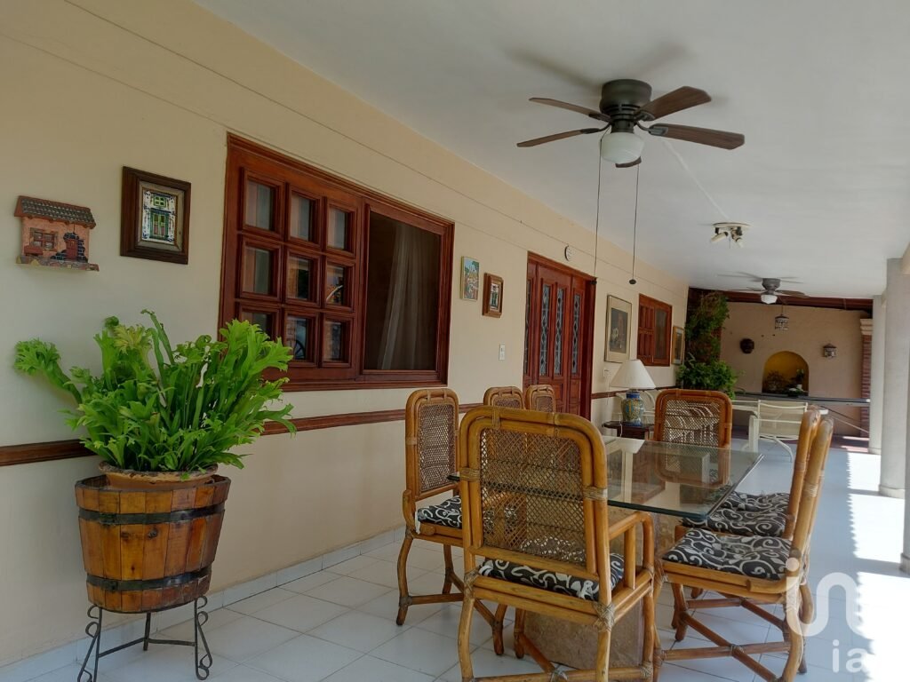 Casa 1 nivel con 2 bungalows, 5 rec+amaras alberca,  jardín y seguridad.