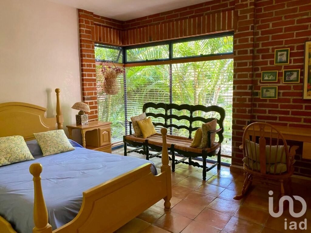 CASA DE UN PISO EN EXCLUSIVO FRACCIONAMIENTO. EN JIIUTEPEC