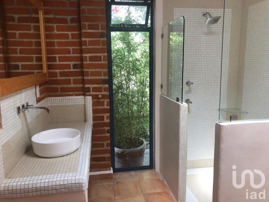 CASA DE UN PISO EN EXCLUSIVO FRACCIONAMIENTO. EN JIIUTEPEC