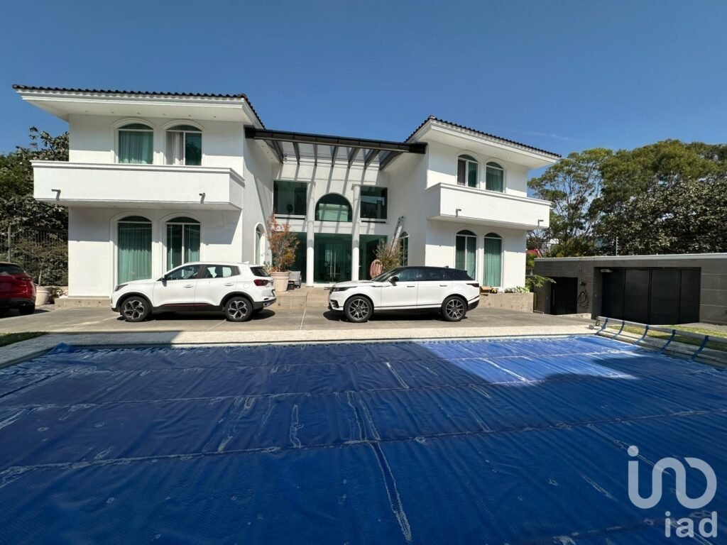 Moderna, lujosa y amplia casa en venta en Bugambilias 2da seccion.