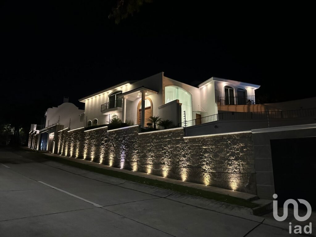 Moderna, lujosa y amplia casa en venta en Bugambilias 2da seccion.