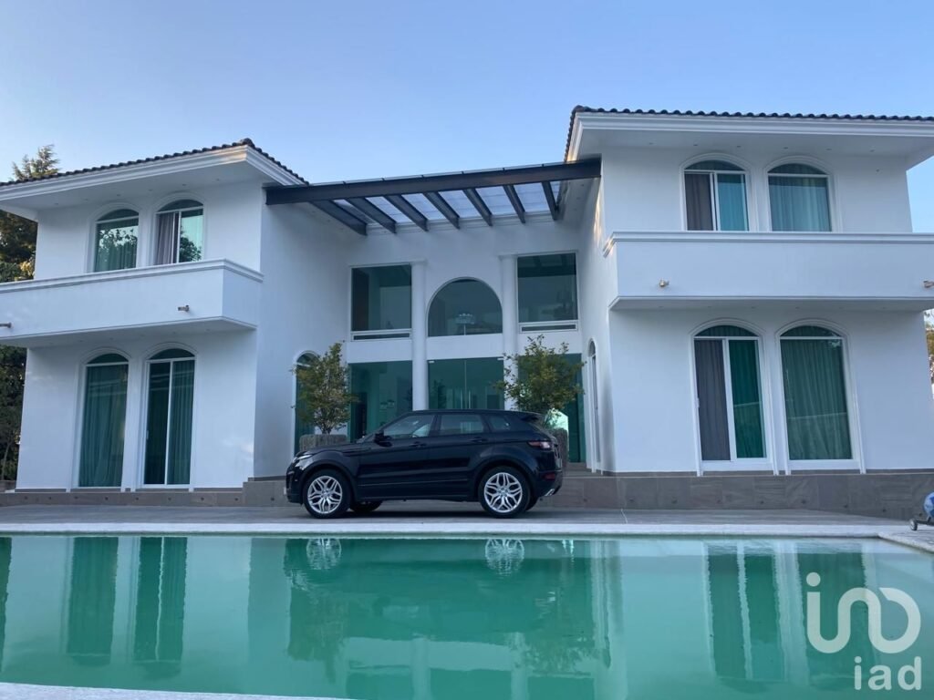 Moderna, lujosa y amplia casa en venta en Bugambilias 2da seccion.