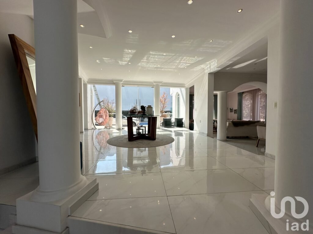 Moderna, lujosa y amplia casa en venta en Bugambilias 2da seccion.