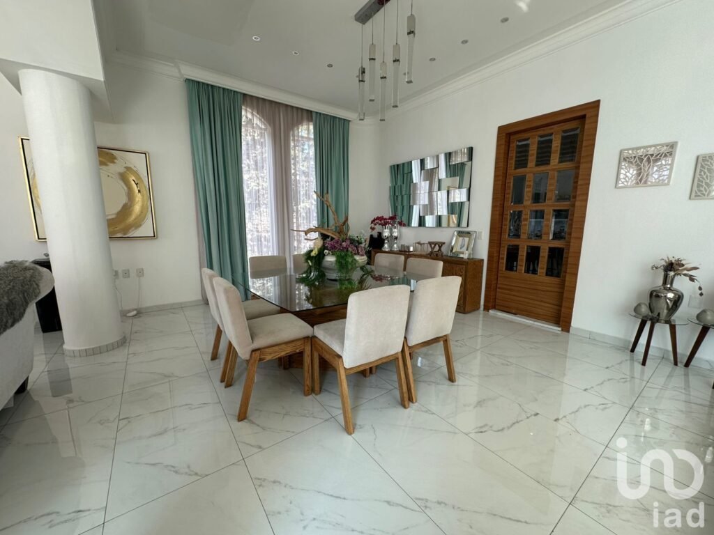 Moderna, lujosa y amplia casa en venta en Bugambilias 2da seccion.