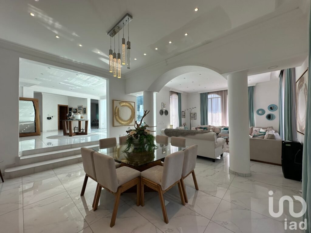 Moderna, lujosa y amplia casa en venta en Bugambilias 2da seccion.