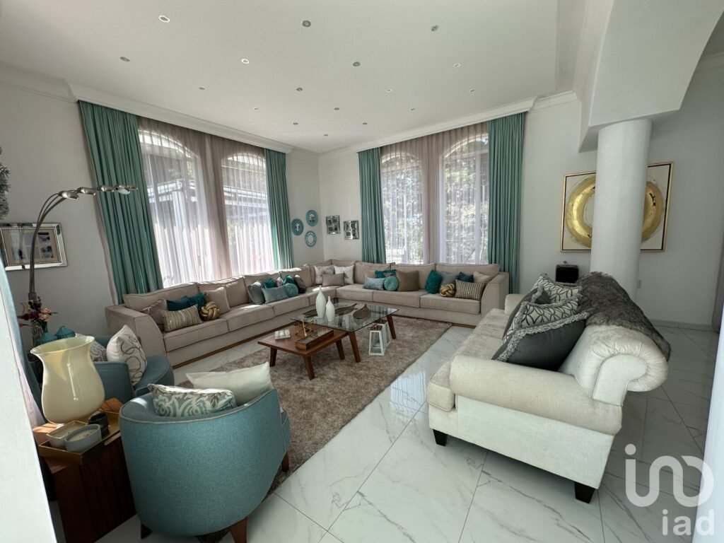 Moderna, lujosa y amplia casa en venta en Bugambilias 2da seccion.