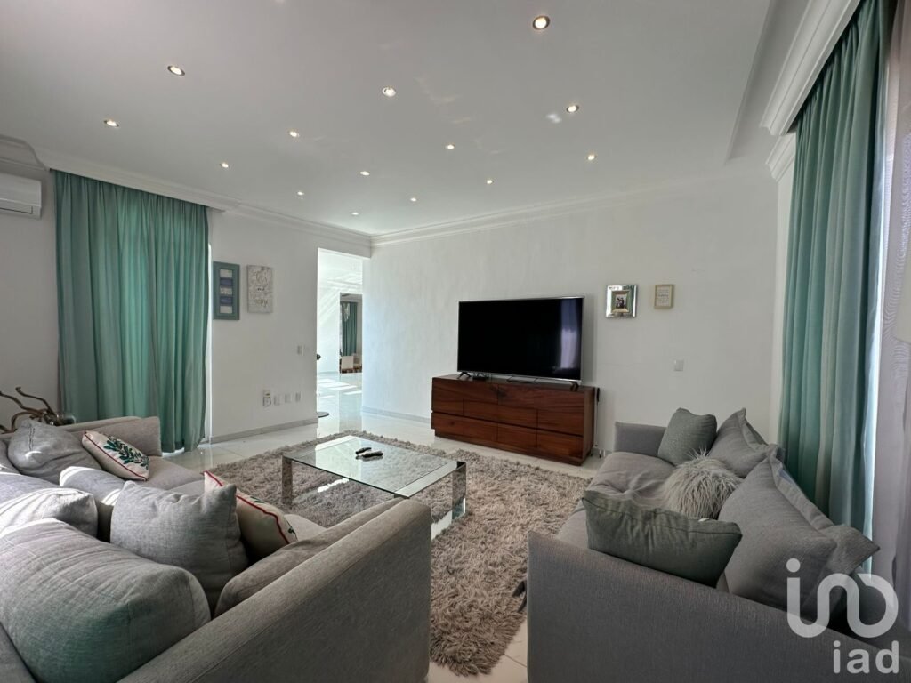 Moderna, lujosa y amplia casa en venta en Bugambilias 2da seccion.