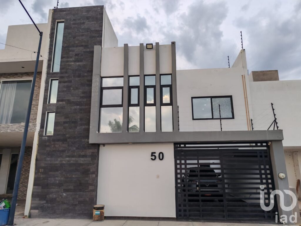 Casa en venta con cuarto en PB en Fraccionamiento Gibraltar, El Pueblito, Corregidora, Querétaro