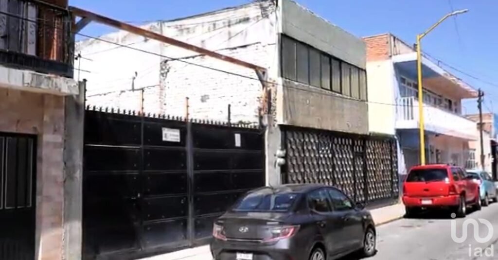 Terreno con construccion de oportunidad en Aguascaleintes cercas de plaza de  toros