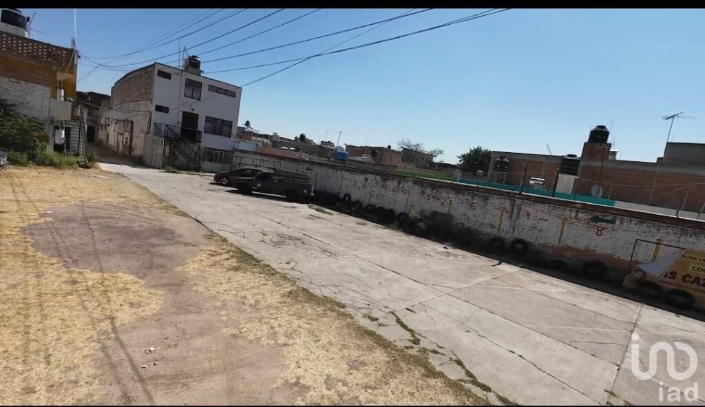 Terreno con construccion de oportunidad en Aguascaleintes cercas de plaza de  toros