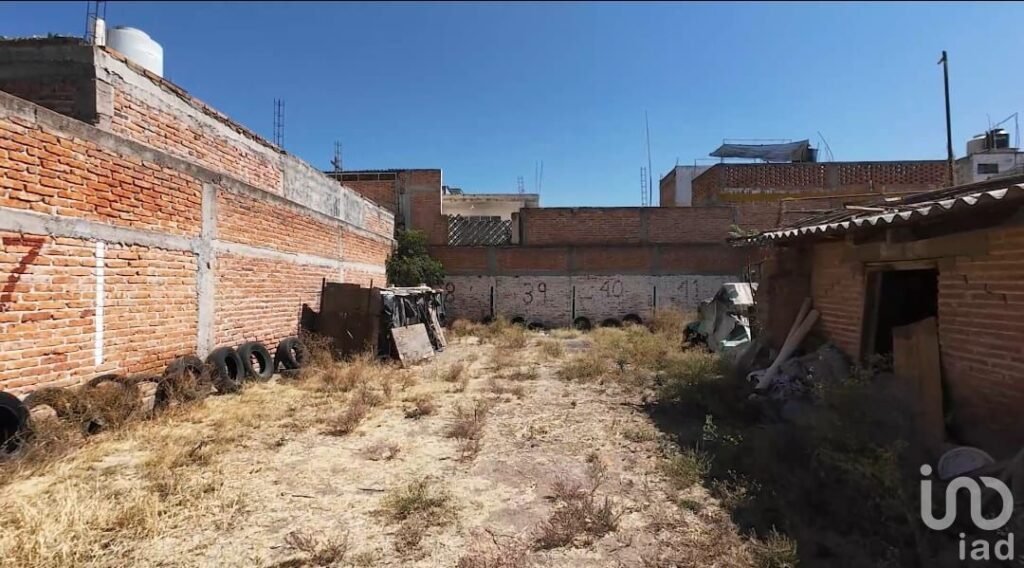TERRENO CON CONSTRUCCION EN AGUASCALIENTES A SOLO 300 M DE PLAZA DE TOROS DE AGS
