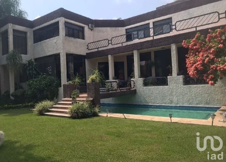 Casa en Venta 4 recámaras con seguridad y alberca en Palmira