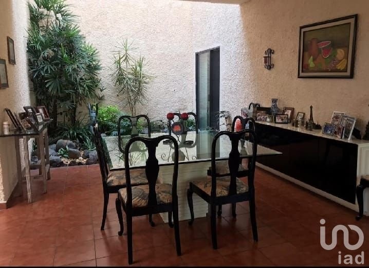Casa en Venta 4 recámaras con seguridad y alberca en Palmira