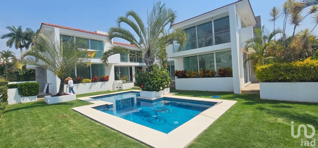 CASA EN VENTA EN LOMAS DE COCOYOC CON ALBERCA CON CALEFACCIÓN