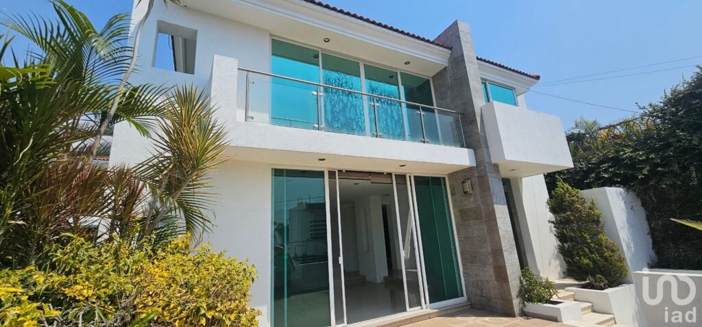 CASA EN VENTA EN LOMAS DE COCOYOC CON ALBERCA CON CALEFACCIÓN