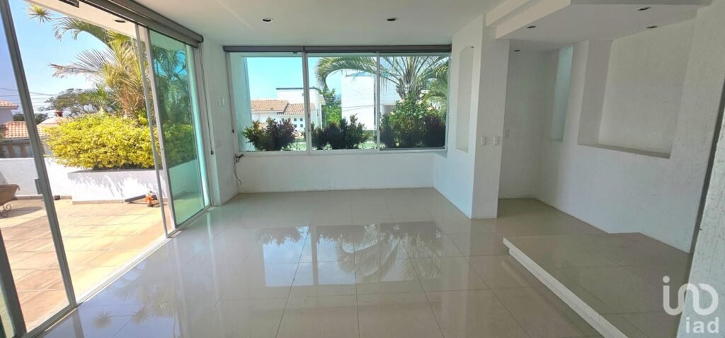CASA EN VENTA EN LOMAS DE COCOYOC CON ALBERCA CON CALEFACCIÓN