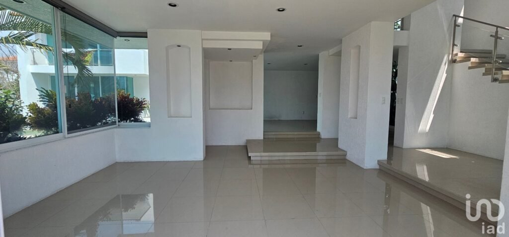 CASA EN VENTA EN LOMAS DE COCOYOC CON ALBERCA CON CALEFACCIÓN