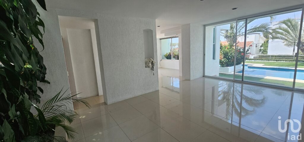 CASA EN VENTA EN LOMAS DE COCOYOC CON ALBERCA CON CALEFACCIÓN