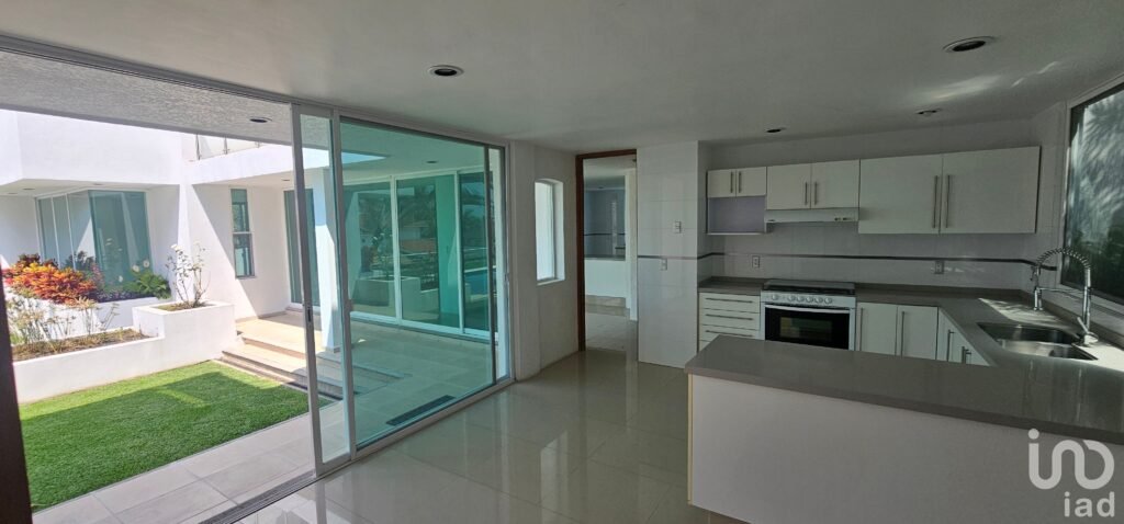 CASA EN VENTA EN LOMAS DE COCOYOC CON ALBERCA CON CALEFACCIÓN