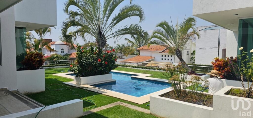 CASA EN VENTA EN LOMAS DE COCOYOC CON ALBERCA CON CALEFACCIÓN