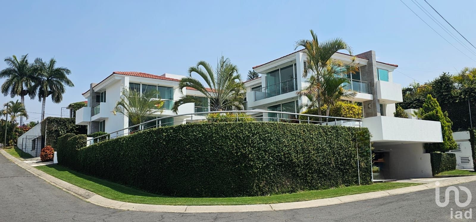 CASA EN VENTA EN LOMAS DE COCOYOC CON ALBERCA CON CALEFACCIÓN CASA EN VENTA EN LOMAS DE COCOYOC CON ALBERCA CON CALEFACCIÓN