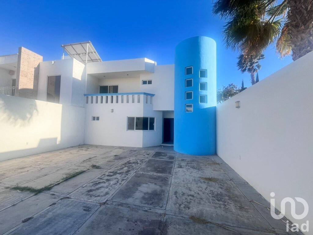 Residencia en Venta en Colinas del Saltito | 4 Recámaras y Seguridad 24/7