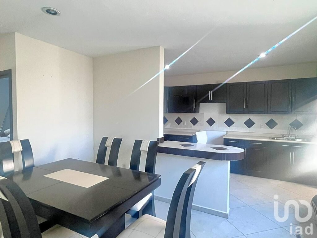 Residencia en Venta en Colinas del Saltito | 4 Recámaras y Seguridad 24/7