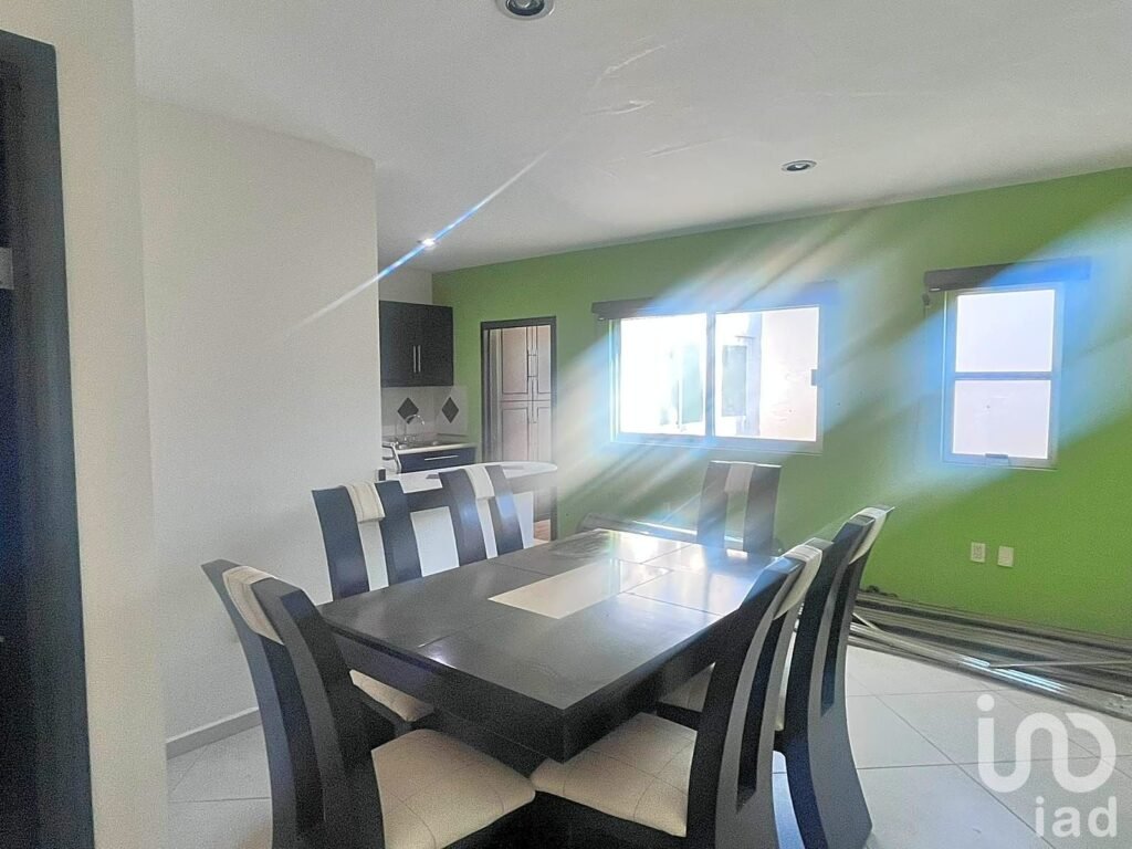 Residencia en Venta en Colinas del Saltito | 4 Recámaras y Seguridad 24/7