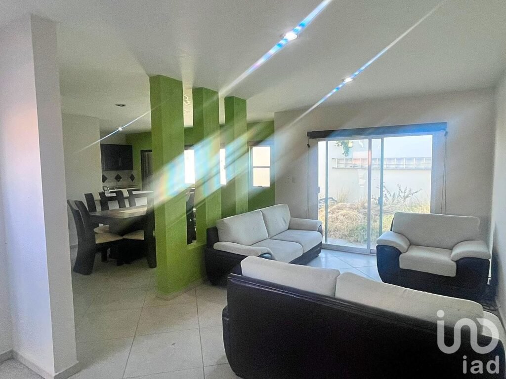 Residencia en Venta en Colinas del Saltito | 4 Recámaras y Seguridad 24/7