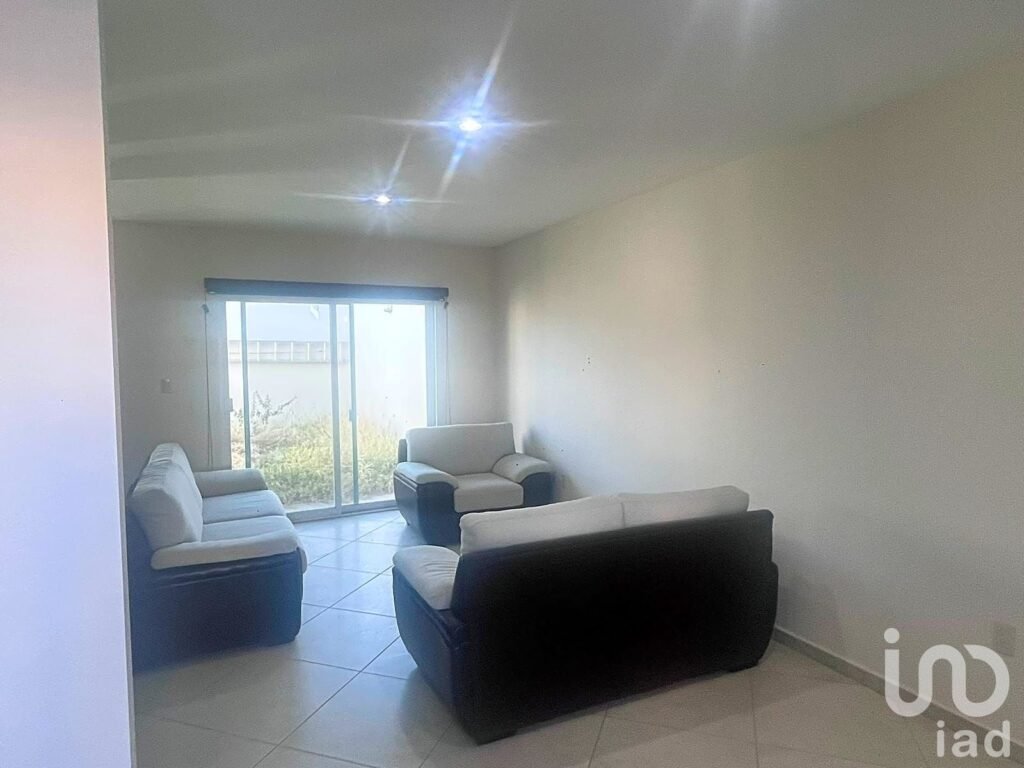 Residencia en Venta en Colinas del Saltito | 4 Recámaras y Seguridad 24/7