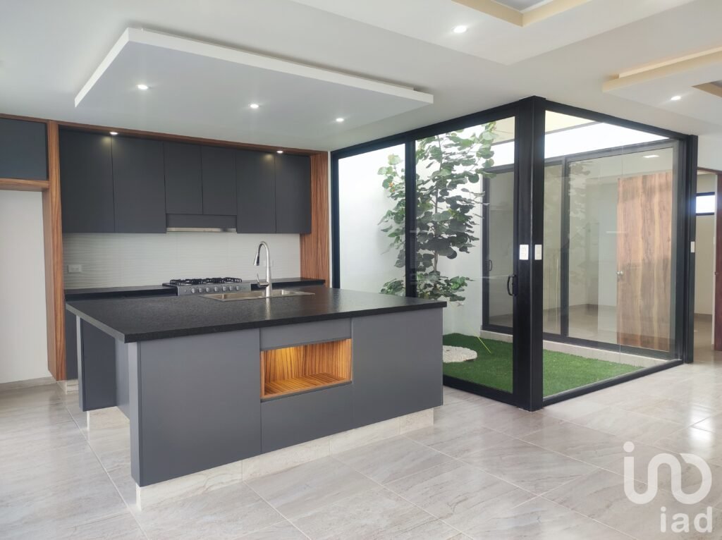 CASA EN VENTA DE CUATRO RECAMARAS EN ZIBATA, QUERETARO